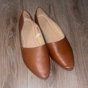 Universal thread red/tan flats